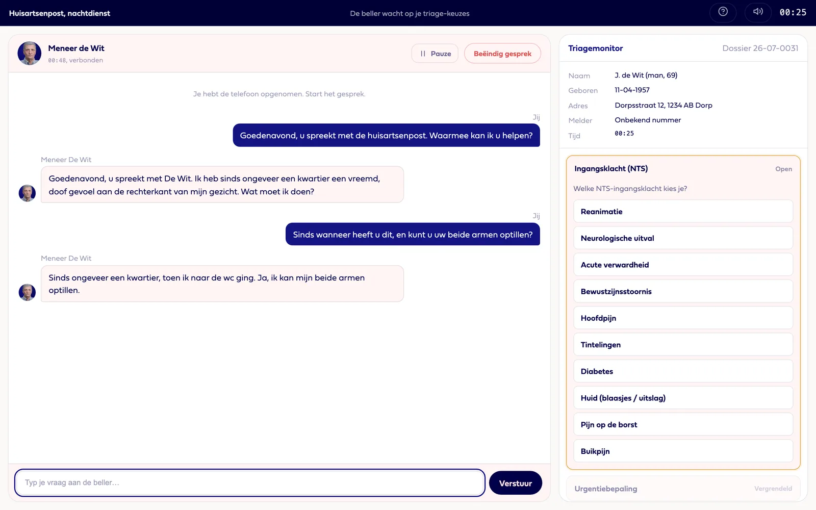 Triage Cockpit: telefoongesprek met een beller naast de triagemonitor met NTS-ingangsklachten